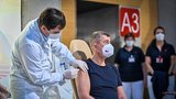 Zimnice, bolesti hlavy, únava: Jaké jsou vedlejší účinky po očkování proti koronaviru v ČR?