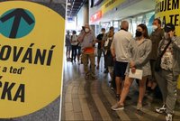 Fronty před očkovacími kiosky: 7 užitečných otázek a odpovědí. Kdo může zajít pro vakcínu bez čekání?