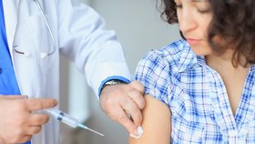 Nově nabízí tři zdravotní pojišťovny očkování pro všechny své klienty zdarma.