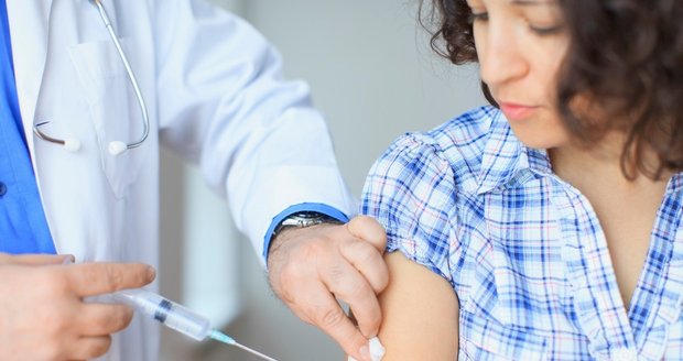Nově nabízí tři zdravontí pojišťovny očkování pro všechny své klienty zdarma