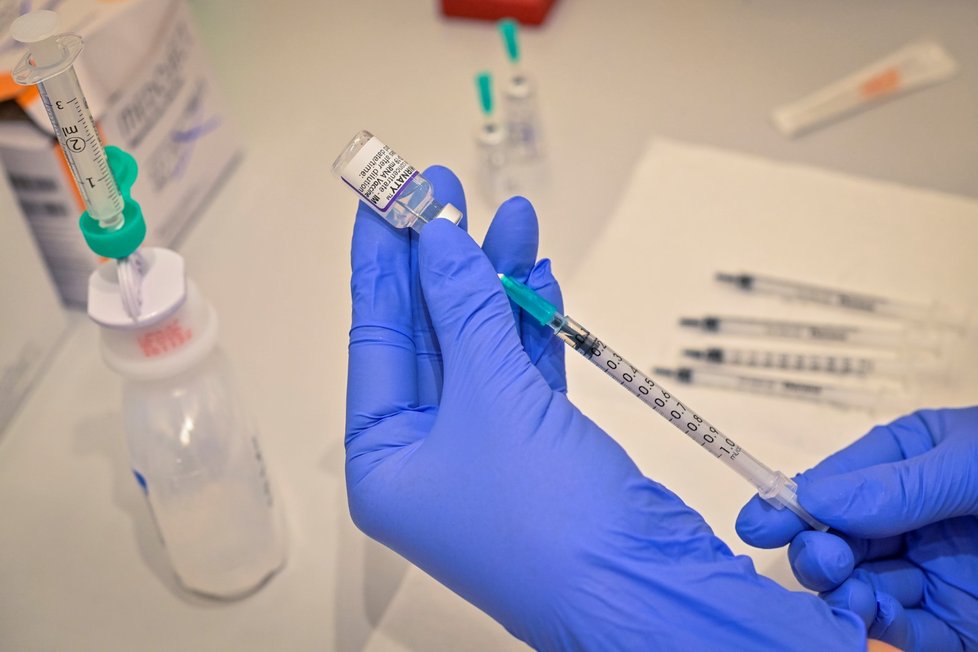 První dávku očkování proti covidu-19 dostalo za poslední týden přes 52.000 lidí, za celý říjen jich bylo více než 117.000. (29. 10. 2021)