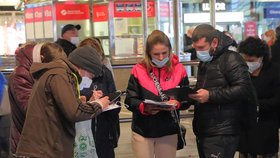 Fronty na očkování v Praze u míst bez registrace (23.10.2021)