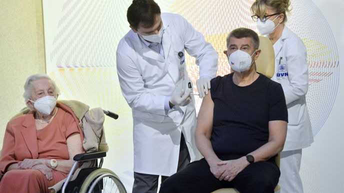 V České republice dnes začalo očkování proti nemoci covid-19. Jako první se nechal očkovat premiér Babiš