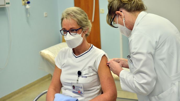 V České republice dnes začalo očkování proti nemoci covid-19. Jako první se nechal očkovat premiér Babiš