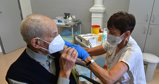 Seniory má k očkování přilákat 500 korun na vitaminy. VZP rozdá příspěvek do lékárny