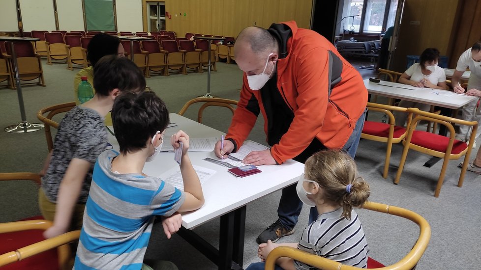 Marek (46) z Brna přivedl své syny Vojtěcha (11, pruhované triko), Víta (7, vlevo) a Václava (6, s culíkem) na vakcínu proti covid-19 do Fakultní nemocnice Brno.