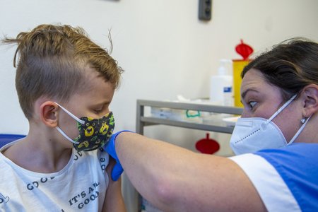 V Jihočeském kraji 17. prosince 2021 začalo očkování dětí ve věku od pěti do 11 let proti covidu-19. Zdravotníci podávali vakcínu v českobudějovickém očkovacím centru a strakonické nemocnici (na snímku).