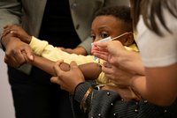 Neštovice, obrna a teď i covid: První země na světě zavedla povinné očkování dětí