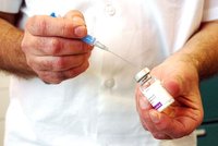Senioři si očkování proti pneumokokům dál platí. Kvůli chybě zákonodárců