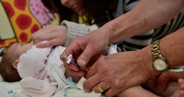 Pediatři bojují s výpadkem důležité vakcíny: Problém mají děti s první dávkou 