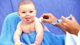 Hexavakcína mimo jiní znamená, že dítě dostanete méně injekcí než dříve