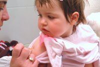 VIDEO: Černý kašel u kojence. Tohle byste měli vědět o očkování