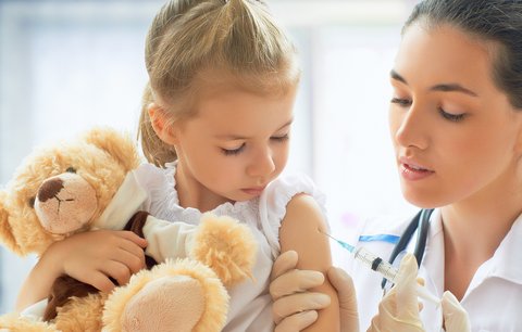 Ublíží vašemu dítěti očkování? Ať odškodné zaplatí stát, navrhuje poslanec