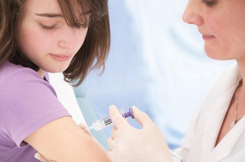 Účinnou prevencí proti rakovině děložního čípku jsou očkování a pravidelné prohlídky u gynekologa.
