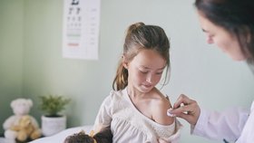Očkování dětí se v Česku provádí častěji, než očkování dopělých