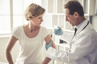 Očkování proti klíšťatům? Teď je největší šance na získání příspěvku od pojišťoven 