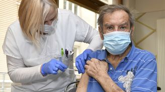 Senioři nad 70 let se mohou od 1. března registrovat k očkování na covid 