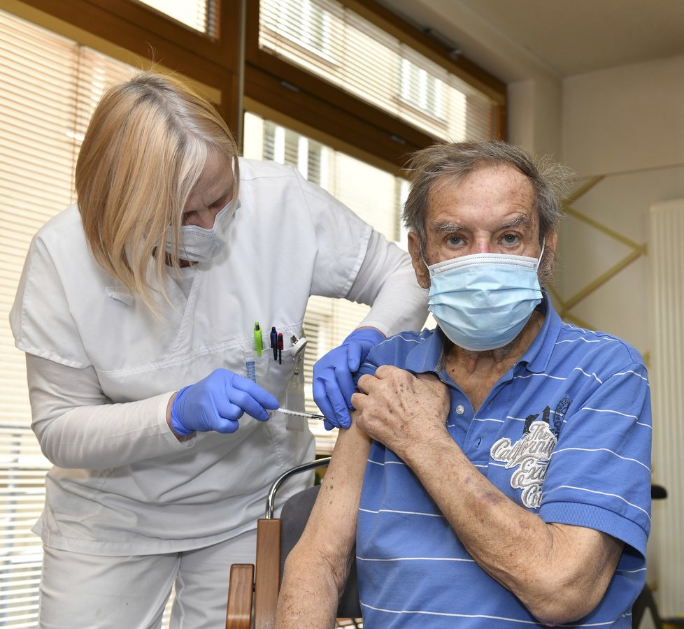 Oslabení imunity v čase hrozí seniorům nad 65 let, dále lidem umístěným v léčebnách dlouhodobě nemocných, domovech pro seniory, domovech pro osoby se zdravotním postižením nebo v domovech se zvláštním režimem.