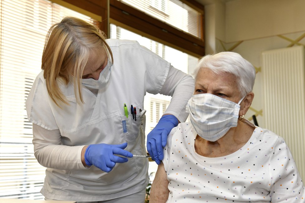 Oslabení imunity v čase hrozí seniorům nad 65 let, dále lidem umístěným v léčebnách dlouhodobě nemocných, domovech pro seniory, domovech pro osoby se zdravotním postižením nebo v domovech se zvláštním režimem.