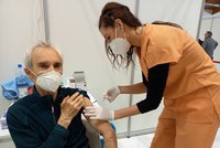 Problém s proočkováním seniorů: Vakcínu nemá přes půl milionu Čechů starších 60 let