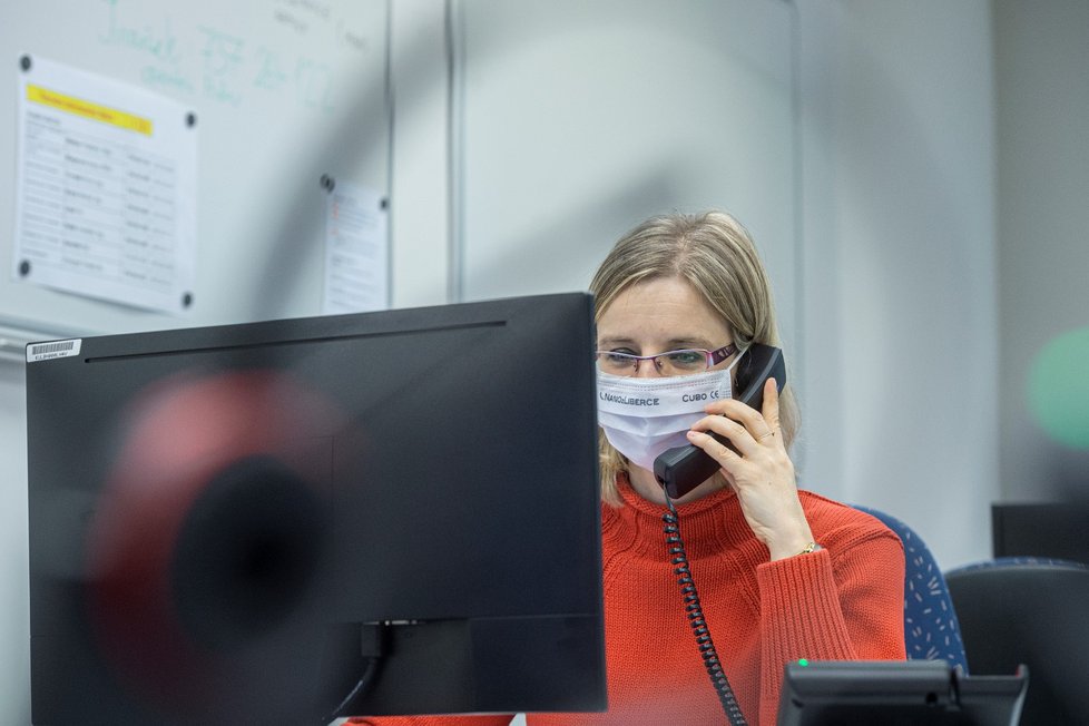 Pracovnice libereckého krajského úřadu v Liberci telefonicky pomáhá seniorům nad 80 let s registrací na očkování proti koronaviru. (15. 1. 2021)