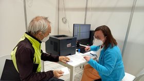 Koronavirus v Česku: Očkování ve zlínském očkovacím centru