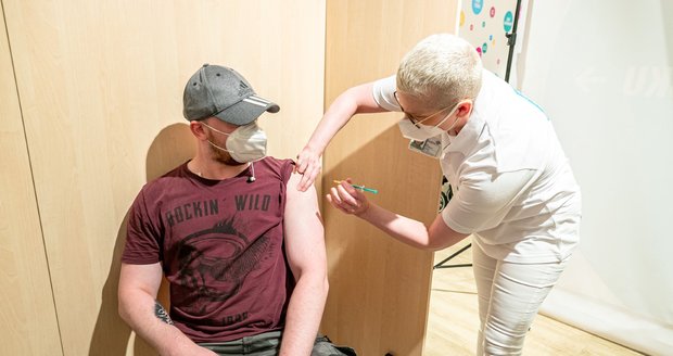 Nárůst případů covidu v Česku a zásadní otázka: Kolik lidí je očkovaných?