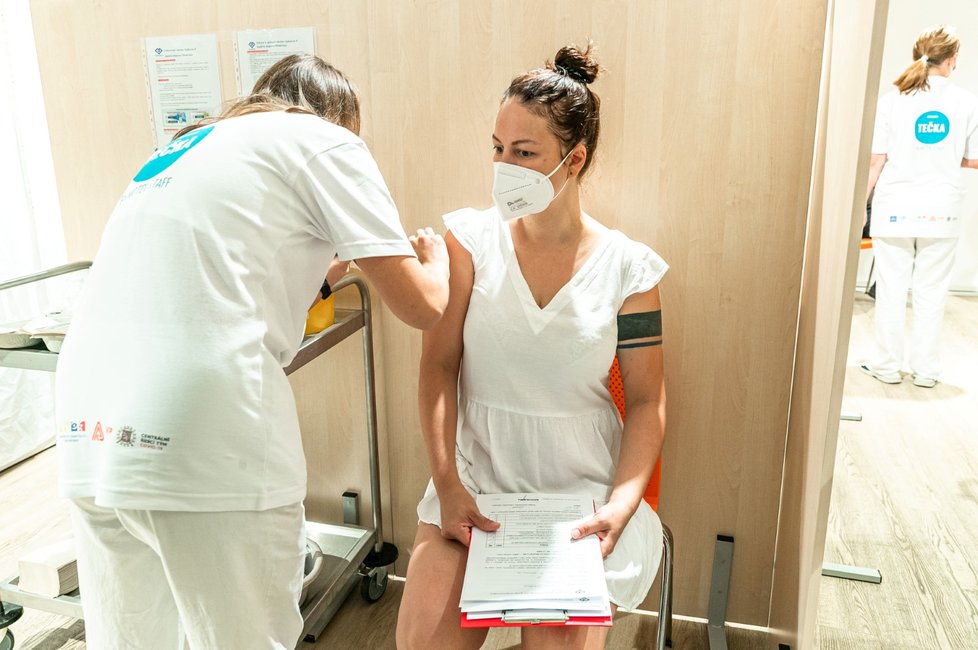 Koronavirus v Česku: Očkování v bezregistračním centrum v Novém Smíchově