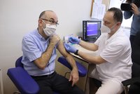 Ministr zdravotnictví Blatný neodloží roušku ani po naočkování druhé dávky vakcíny