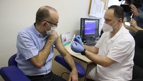 Ministr zdravotnictví Jan Blatný se nechal v sobotu 23. ledna naočkovat druhou dávkou proti koronaviru covid-19.