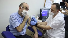 Ministr zdravotnictví Jan Blatný dostal i drou dávku vakcíny Pfizer