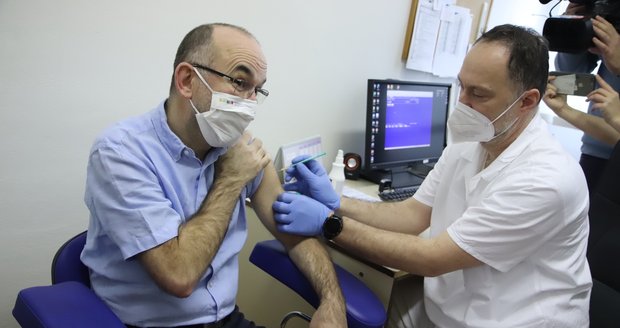 Část Čechů odmítá vakcíny AstraZeneca. Blatný je hájí: „Jsou tu proto, aby lidé neumírali“