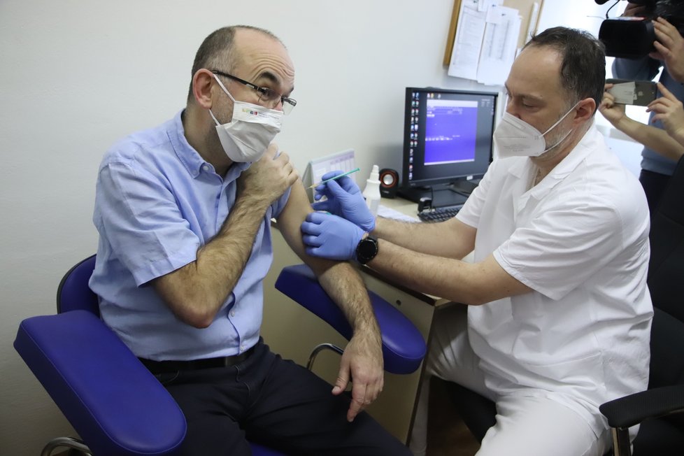 Ministr zdravotnictví Jan Blatný se nechal v sobotu 23. ledna naočkovat druhou dávkou proti koronaviru covid-19.