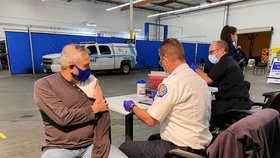 Očkování proti koronaviru v kalifornském Santa Fe Springs (9. 2. 2021)