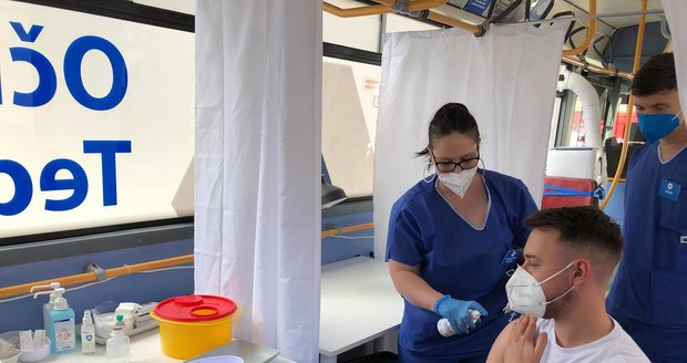 První zastávka očkovacího autobusu: V pražské zoo se nechalo naočkovat přes 100 lidí