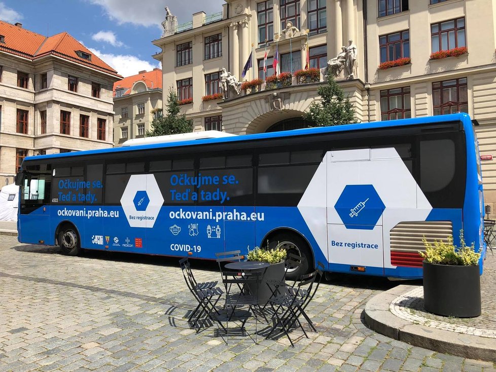 Do ulic Prahy vyrazil 31. července očkovací autobus.