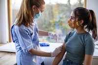 Vláda chce nahnat mladé k očkování „úplatkem“: Za vakcínu čtyři tisíce na kulturu a cestování