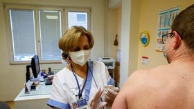 Očkování v pražské Všeobecné fakultní nemocnici