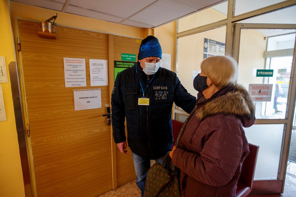 Očkování v pražské Všeobecné fakultní nemocnici.
