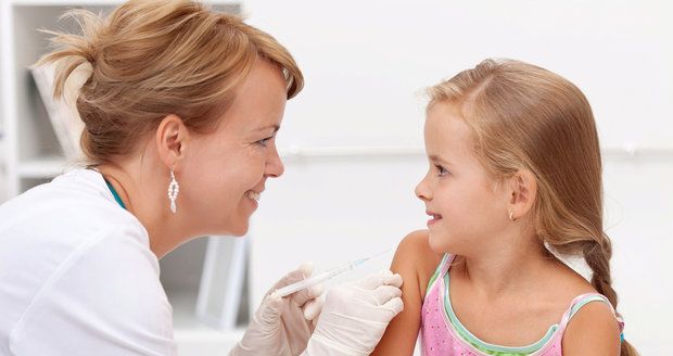 Kolize zákonů: Čtyřleté dítě bez očkování do školky nesmí, pětileté musí