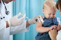 Dětí poškozených očkováním přibývá, zuří kritici. Ministerstvo to odmítá