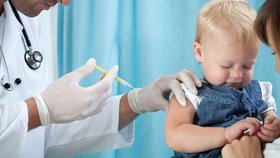 Dětí poškozených očkováním přibývá, zuří kritici. Ministerstvo to odmítá