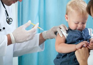 Společnost pacientů s následky po očkování tvrdí, že se ministerstvo zdravotnictví nezabývá nárůstem případů poškození po očkování.