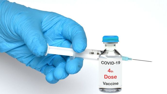 Čtvrtá dávka očkování je od léta dostupná i v Česku.