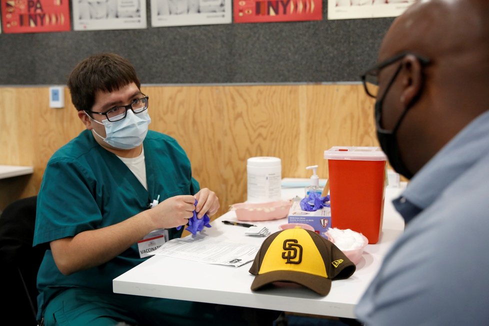 Očkování proti covidu-19 v centrále Facebooku v kalifornském městě Menlo Park (10. 4. 2021) Očkování proti covidu-19 v centrále Facebooku v kalifornském městě Menlo Park (10. 4. 2021)