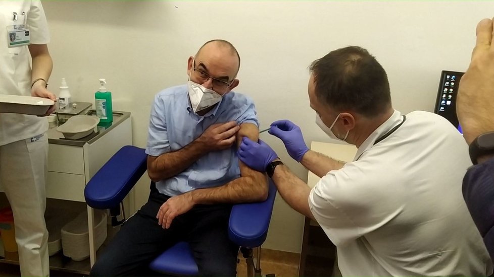 Ve Fakultní nemocnici Brno zahájili očkování proti covidu: Ministr zdravotnictví Jan Blatný (za ANO), (27.12.2020).