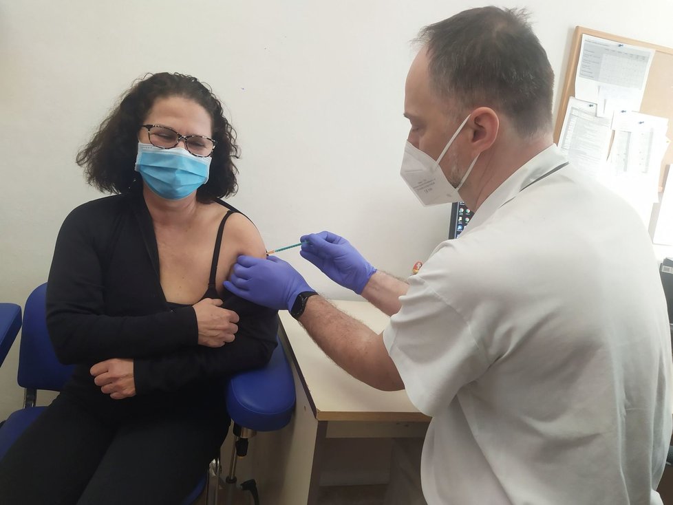 Ve Fakultní nemocnici Brno zahájili očkování proti covidu: Sestřička Yvona Titěrová (27.12.2020)