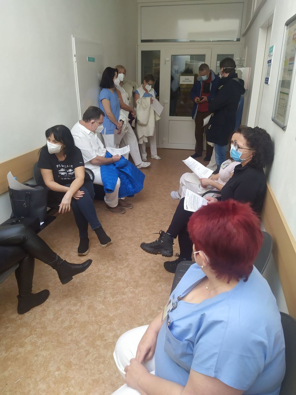 Ve Fakultní nemocnici Brno zahájili očkování proti covidu: Sestřičky z JIP čekají, až se na ně dostane řada (27. 12. 2020).