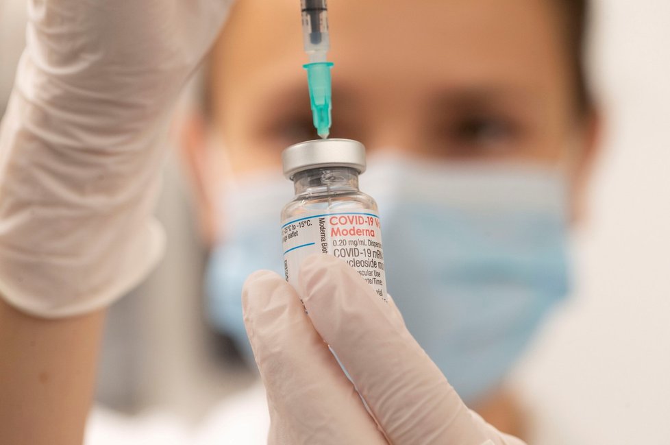 Očkování třetí dávkou od Moderny v Zurichu.