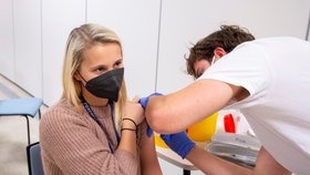 Očkování zaměstnanců společnosti Foxconn proti koronaviru, 15. listopadu 2021 v Pardubicích.